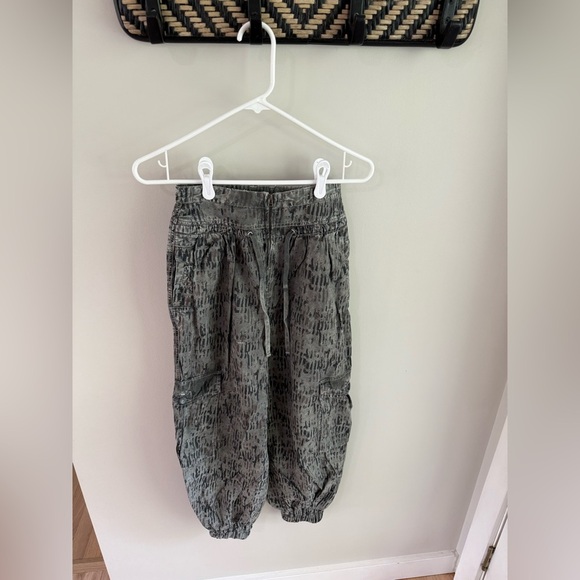 Free People Fly Away Printed Cargo Parachute Pants - Size 0 - Picture 5 of 14
